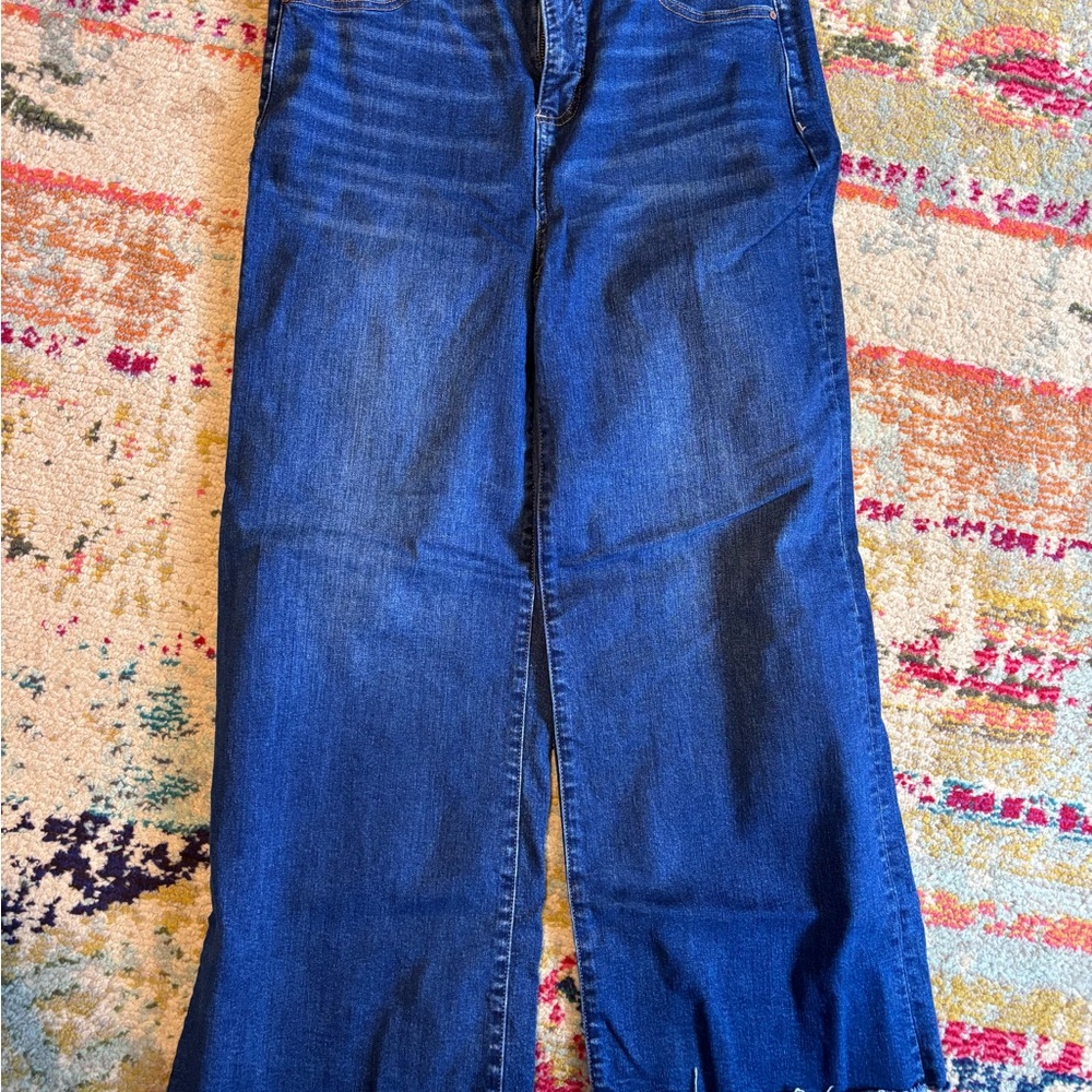 Risen cute wide leg crop jeans.. cute with a cuff!! Have stretch!